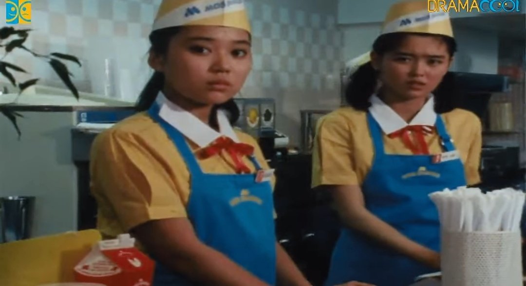 モスバーガー昔こんな制服だったのねw😋 押し売りに三人ｶﾜｲｿｽw。後の