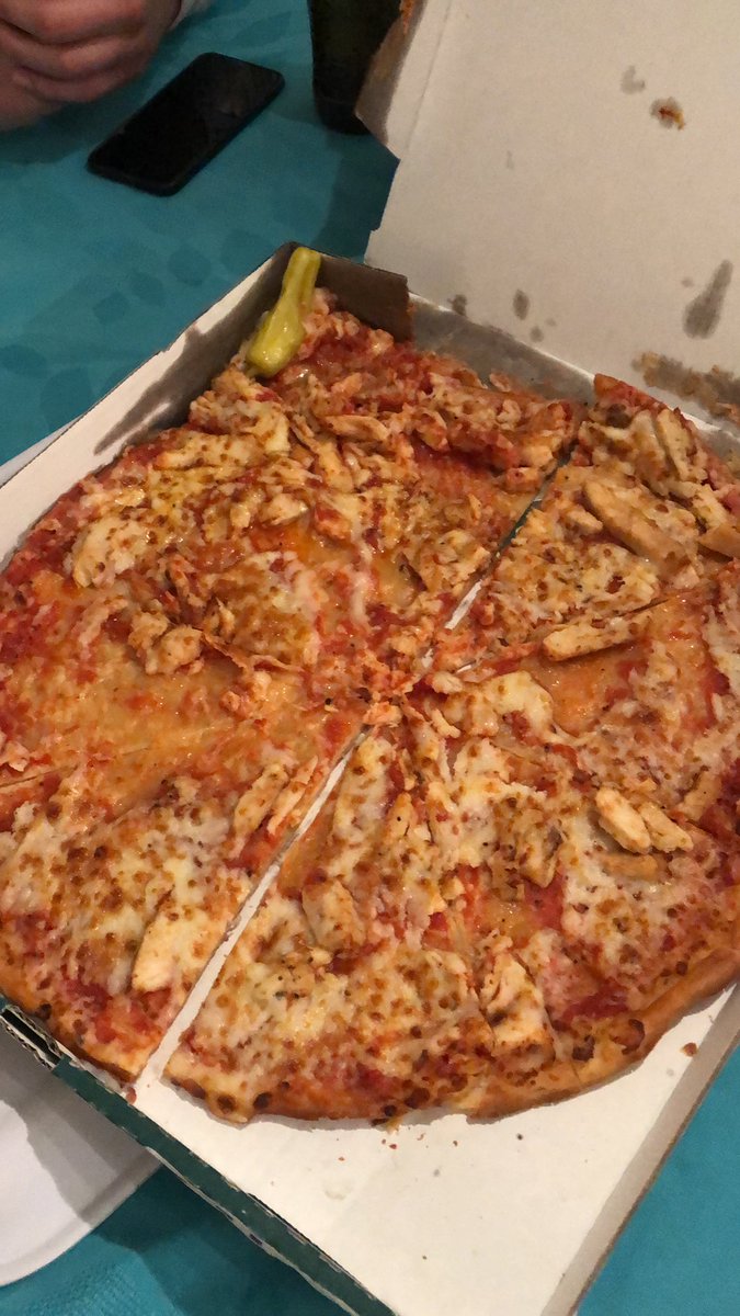 Borisalbertom's tweet photo. @papajohnschile  Que basura de pizza!!!!!!! https://t.co/JKKFDq7Aem