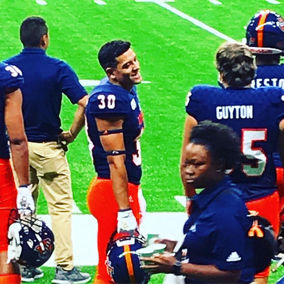 chaez21's tweet photo. 1st College Game was Great! Proud to be a Roadrunner! We run the City #BirdsUp #DefendTheDome #utsa23  💪🏽🤙🏽🔷🔶 #D1 35-7 over UIW @UTSAFTBL @UTSARowdy https://t.co/PvREbqTMuA
