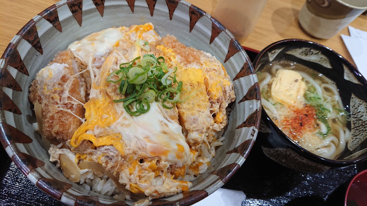 メダカ やっぱり カツ丼 は美味い うどんも美味しいよ O O ぶっかけ屋 カツ丼 福岡市早良区田村