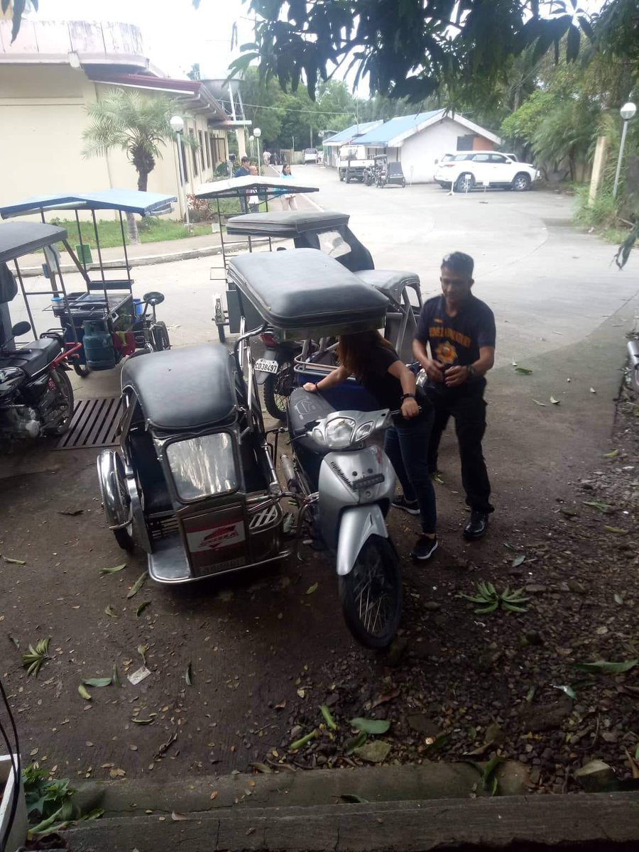 BataanCrimelab's tweet photo. Isang ginang ang nasiraan ng kanyang tricycle habang sya ay dumadaan sa harapan ng tanggapan ng Bataan Provincial Crime Laboratory Ofiice noong ika 4:00ng hapon ng agosto 30 2019 ang tinulungan ni PCMS Vicente L Soriano na kawani ng nasabing tanggapan.
#Pulisgooddeeds https://t.co/o5HnT2VGUH