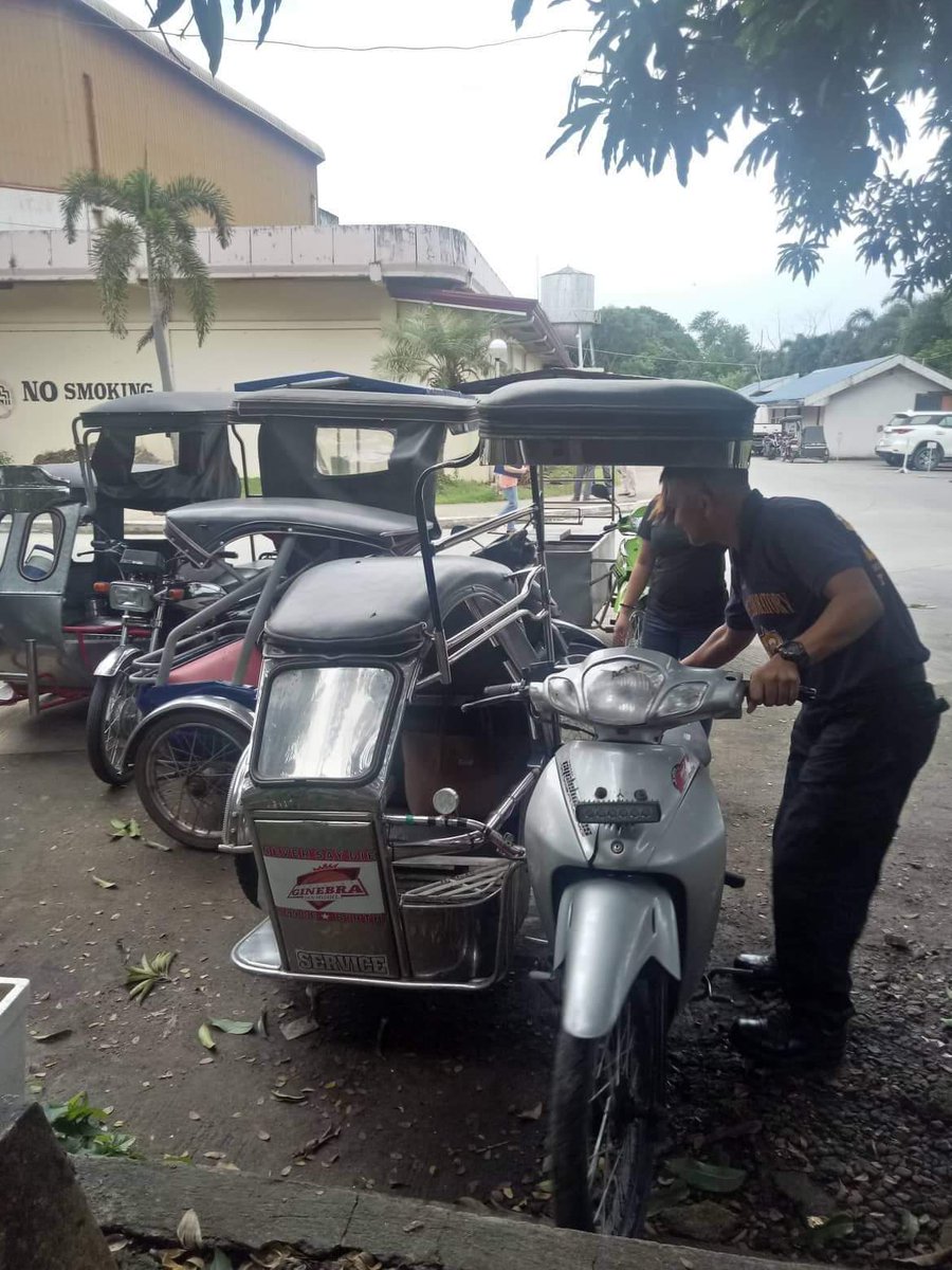 BataanCrimelab's tweet photo. Isang ginang ang nasiraan ng kanyang tricycle habang sya ay dumadaan sa harapan ng tanggapan ng Bataan Provincial Crime Laboratory Ofiice noong ika 4:00ng hapon ng agosto 30 2019 ang tinulungan ni PCMS Vicente L Soriano na kawani ng nasabing tanggapan.
#Pulisgooddeeds https://t.co/o5HnT2VGUH