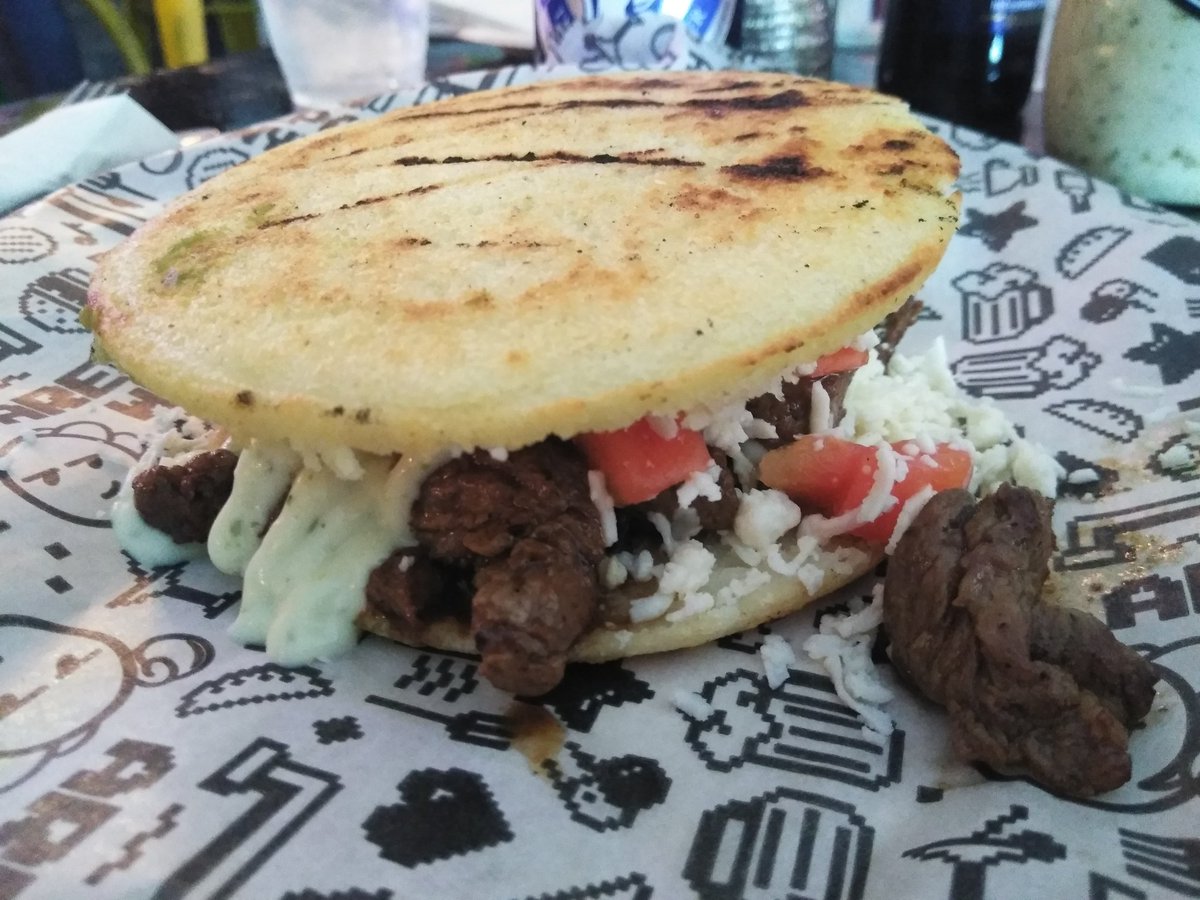 JimF1981's tweet photo. @FabiGarcia16 @Vimipago @naledava Una arepa meatlovers de #ArepaBar #Brownieconhelado #lamejorputahamburguesadelahistorisdeduffys #paparellenaconunverguerodevaianas. https://t.co/m6M5s1dZPY