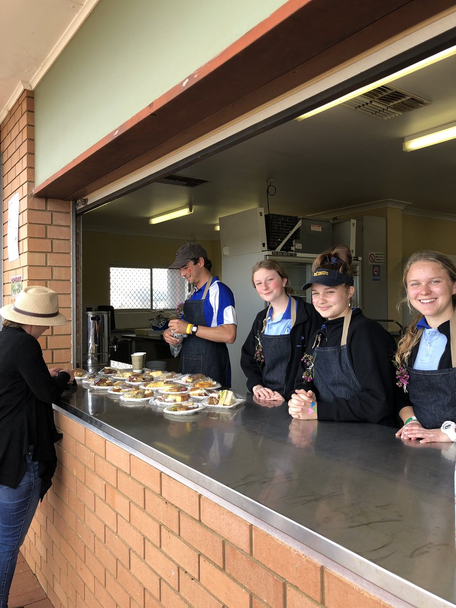 Genna_Spads's tweet photo. Blue rowers living out their crossing values of #humility #loyalty #solidarity in Mullewa on solidarity camp @NewmanCollegeWA @Clare_Cole_ @Dan_Lynch1 https://t.co/CCuD7Tn2ac