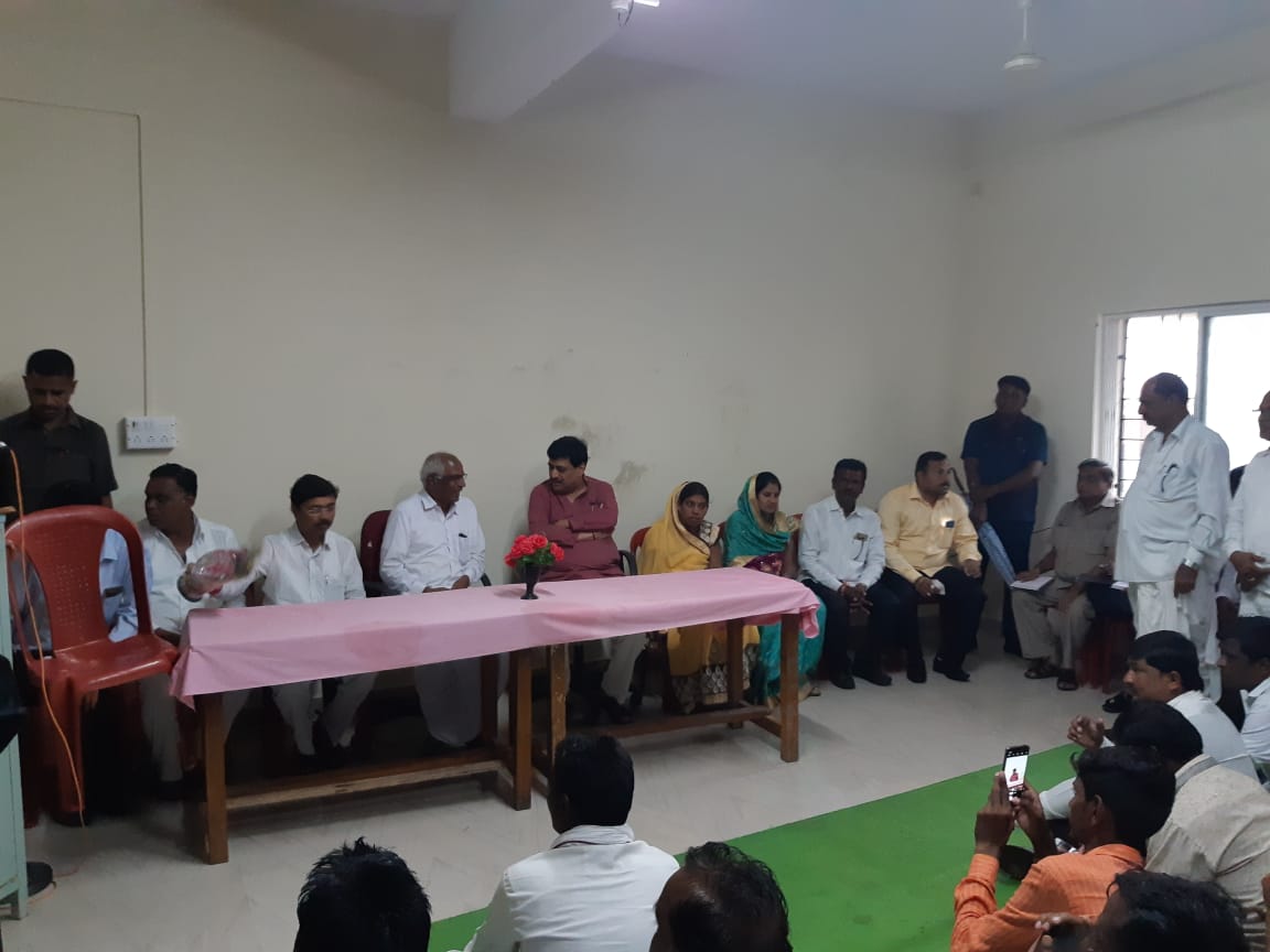 IncNanded's tweet image. समग्र शिक्षा अभियनाअंतर्गत, #जि.#प.#हा.#माळकौठा येथे उभारलेल्या नूतन इमारतीचे उद्घाटन करताना राज्याचे माजी मुख्यमंत्री मा.#अशोकरावजी_चव्हाण समवेत शिक्षण सभापती माधवराव मिसाळे गुरुजी, गोविंदराव पा. नागेलीकर, डॉ.माणिकराव जाधव,आनंदराव शिंदे गुरुजी, सौ.अरुणाताई कल्याणे व गावकरी होते.