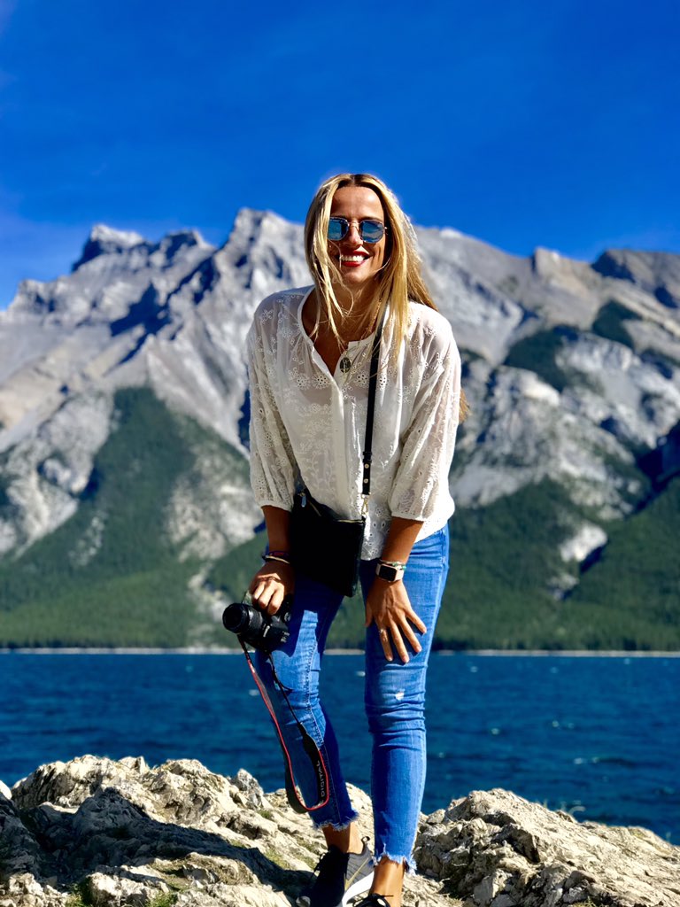crisainz's tweet photo. #SixthStop National Geographic en el #MinnewankaLake #Banff #Alberta #RedLipsPorElMundo 💋💄 #Canada 🇨🇦 #MyLifeAroudTheWorld 🌎 #LoveTravel ❤️ #TravelAddict 🗺📌 @Canada https://t.co/ALgYNxiAG8