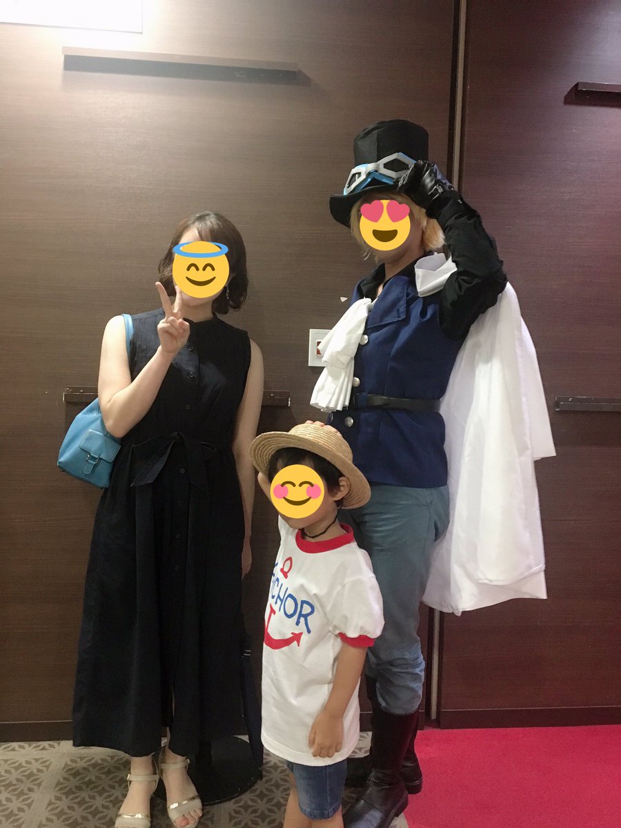 ぱんみみ 応援上映でコスプレokなので めっちゃかっこいいサボコスプレパパと写真撮ってもらった 麦わらのお子さんと エースのご家族もいた 素敵