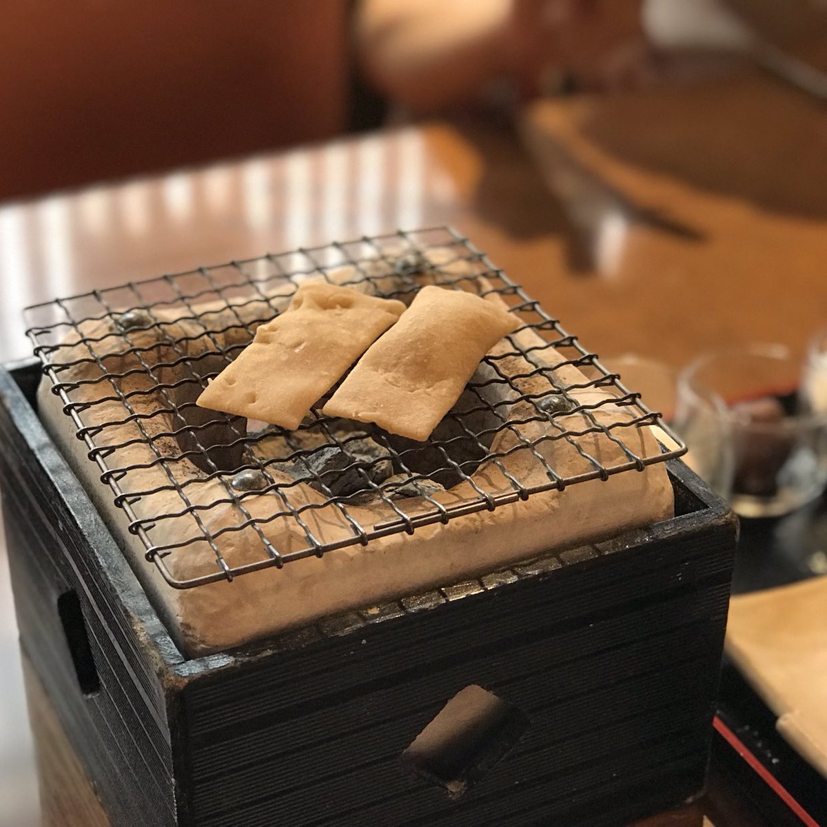 早乃香織 Kaoru Hayano Auf Twitter 京都なうでございます 食べたくてたまらなかった井筒本店の焼き八ツ橋 炭火で生八つ橋 を焼いて あんこやらアイスやらを乗せて頂くこちらが格別なのです 八ツ橋が息してる ってなるのです はわわ 幸せ 井筒 京都