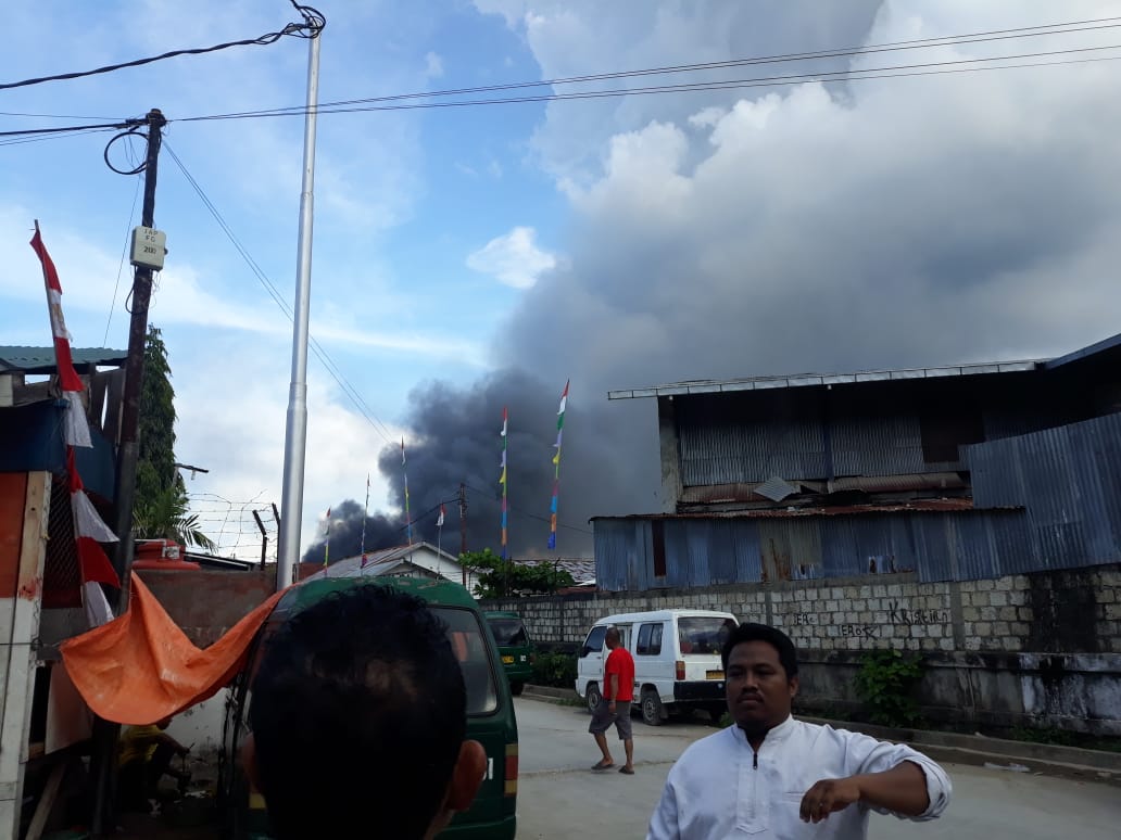 ThePositive8's tweet photo. Salut untuk Pendatang dari bugis, mereka bahu membahu dengan warga lokal jayapura menghadang Pendemo yh datang dr Wamena (OPM)

#PapuaRicuhJaeSantai 
#PapuaNKRI https://t.co/1xWTSaKOCE