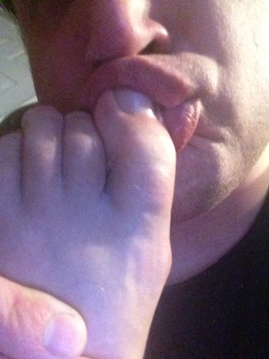 Footboy2017's tweet photo. Toe kisses. https://t.co/iIOAAdL9L9