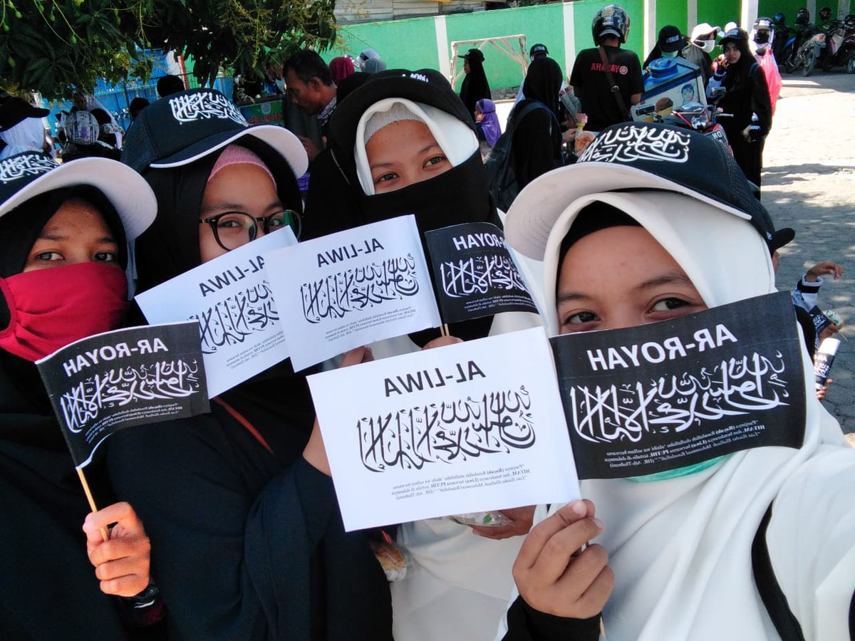brismatik's tweet photo. Bendera Tauhid Dituding Makar dan Dibakar, Kenapa Bungkam saat Bintang Kejora Berkibar? #MomentumHijrahSyariahKaffah #WeWantKhilafah #HijrahMenujuIslamKaffah #KhilafahWillBeBack #CFBQ https://t.co/3uzPCR4t0K