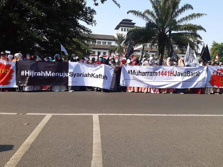 TruePunggawa's tweet photo. #HijrahMenujuSyariahKaffah
#HijrahSelamatkanIndonesia
#TinggalkanLiberalismeLawanKomunisme
#WeAreTheWorldKHILAFAH https://t.co/xkztZfF439