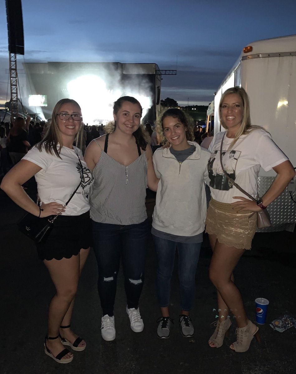 The @jonasbrothers - one of the only bands that has teachers AND their students fan-girling! What an amazing concert at #HersheyparkStadium #HappinessBeginsTour