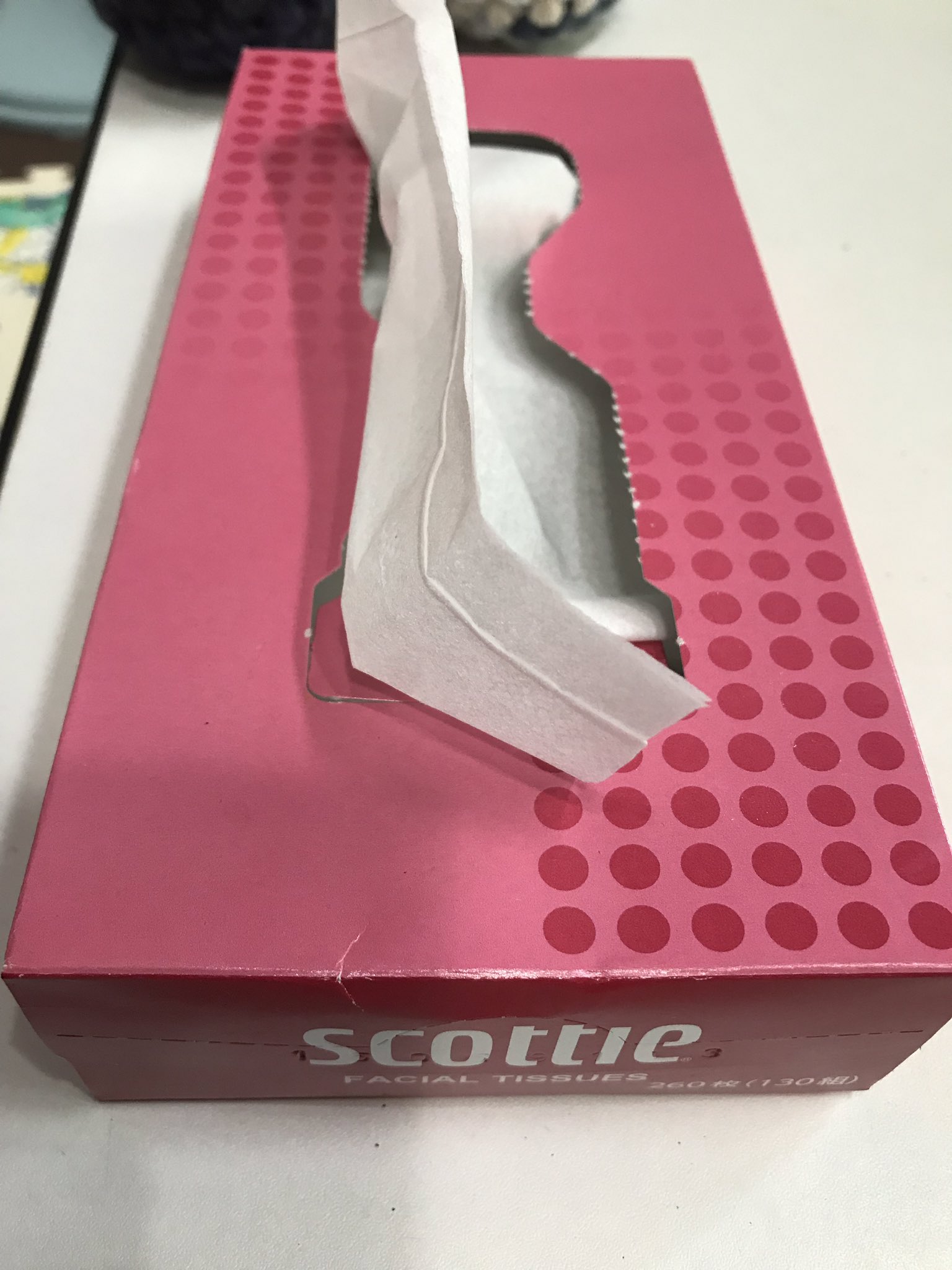 Suzzy 箱ティッシュの取り出し口のビニールをなくした日本製紙のスコッティ この取り出し口を開発した人の話が知りたいなぁ どうやって思いついてどんな試行錯誤したのか ほんと感心するもん T Co Ou6sh1gn8d Twitter