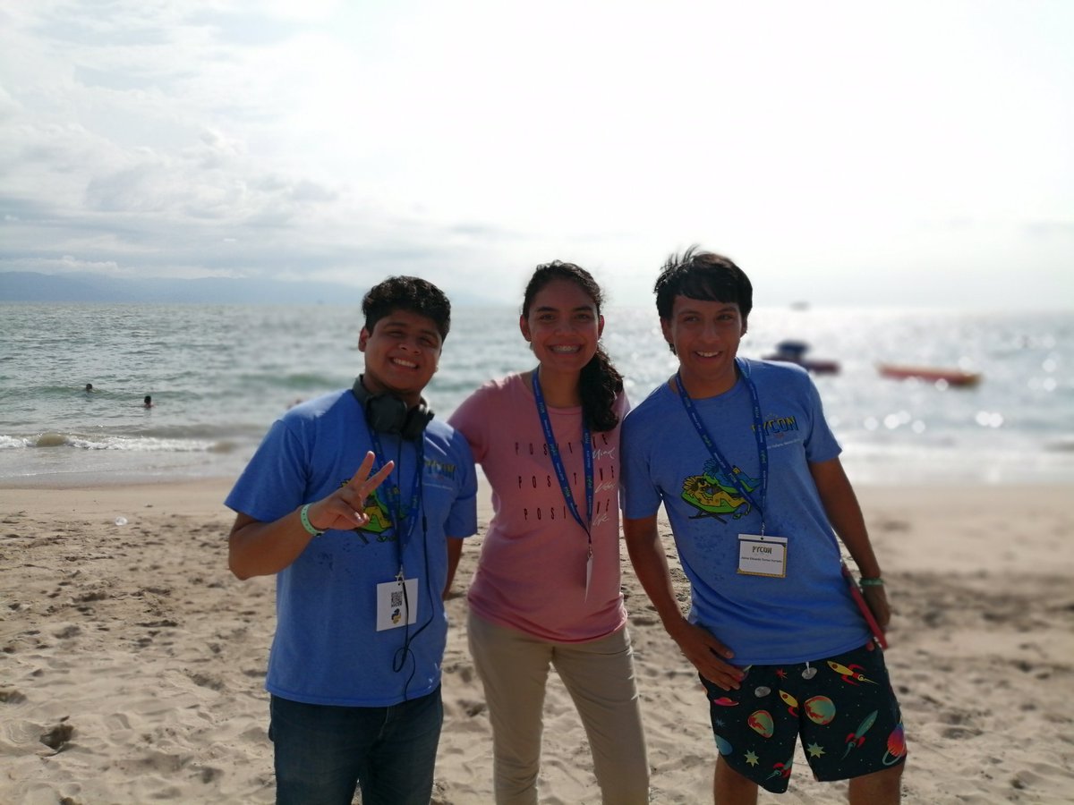 Raxis79's tweet image. Última foto en #PyConLatam19 con @imonsh y @EduardoTorrezH en la playita cx