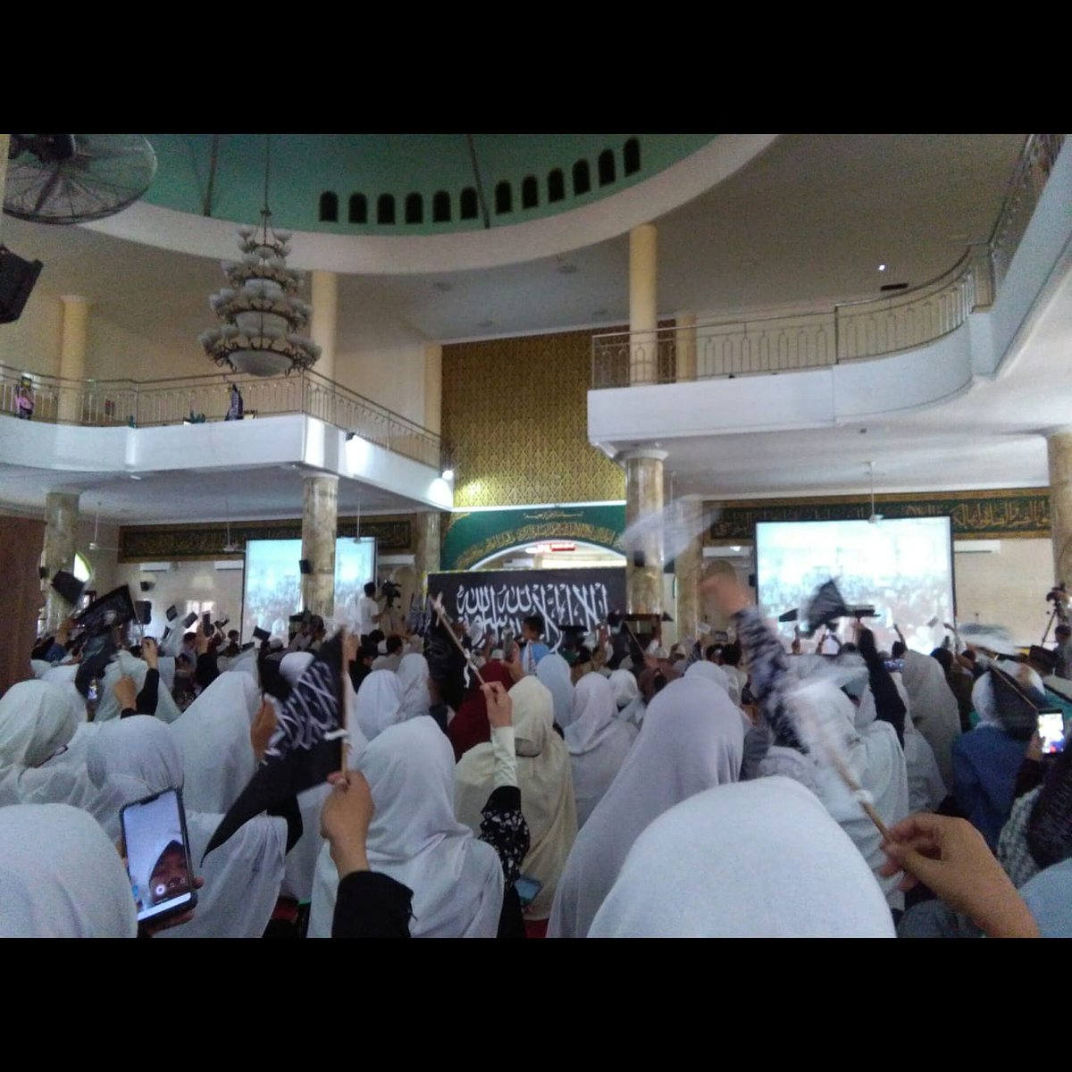 SumayyahSri's tweet photo. #MomentumHijrahSyariahKaffah
#HijrahMenujuIslamKaffah
#WeWantKhilafah
#KhilafahWillBeBack https://t.co/mDE6XjFgAm