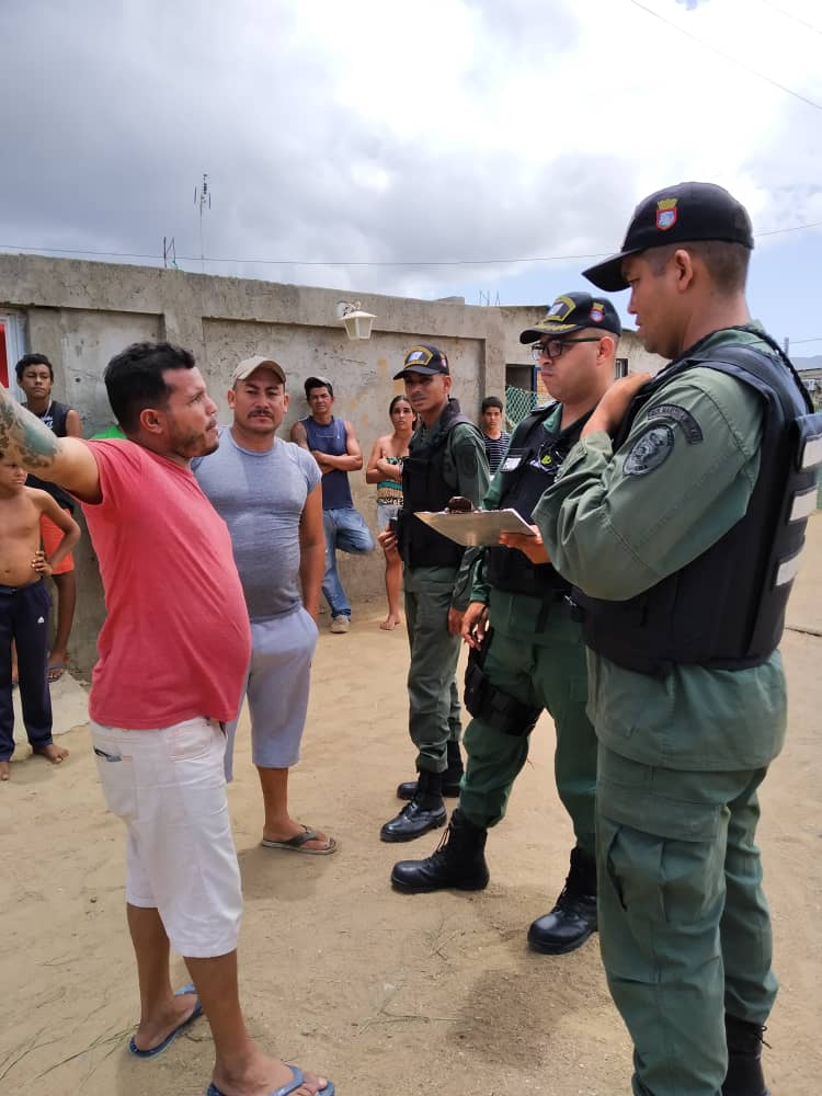 GCMacanao's tweet photo. El CC. Enzo Gonzalez Cmdte.@GCMacanao y su tripulacion realizan patrullaje pedestre en Boca de Pozo y Robledal, fin atender la problematica de la comunidad pesquera en esas Localidades. https://t.co/cMG3MlYoBG