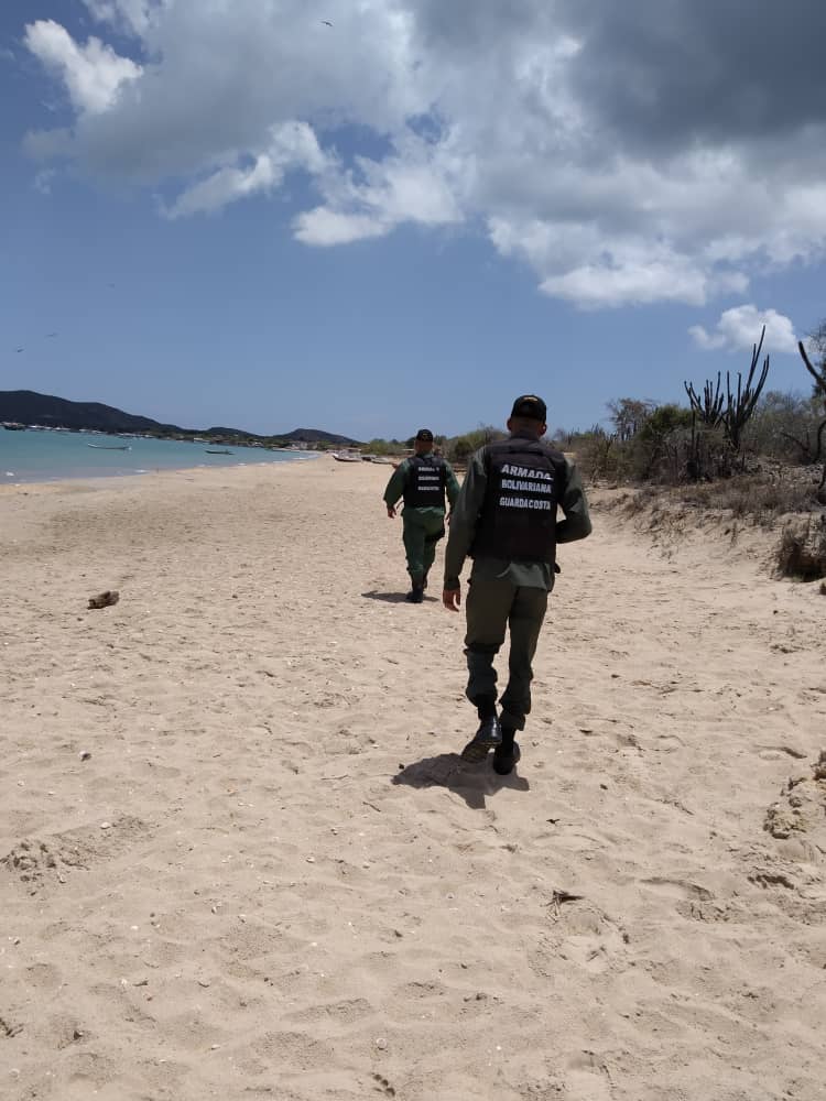 GCMacanao's tweet photo. El CC. Enzo Gonzalez Cmdte.@GCMacanao y su tripulacion realizan patrullaje pedestre en Boca de Pozo y Robledal, fin atender la problematica de la comunidad pesquera en esas Localidades. https://t.co/cMG3MlYoBG