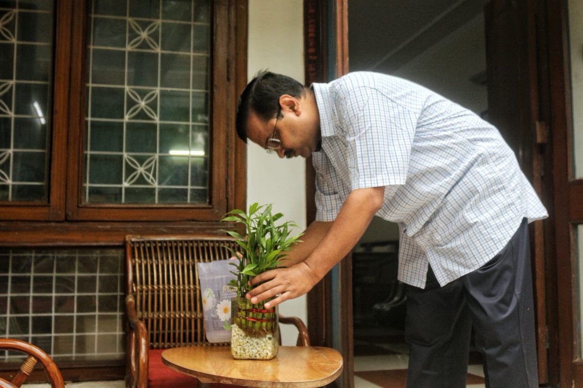 ArvindKejriwal's tweet photo. My family and I inspected our home today to make sure there is no standing clean water in any part of the house. This is the best way to protect your family from dengue. I am happy to see people across Delhi participate in this campaign.

#10Hafte10Baje10Minute https://t.co/RGAIPc83Y4