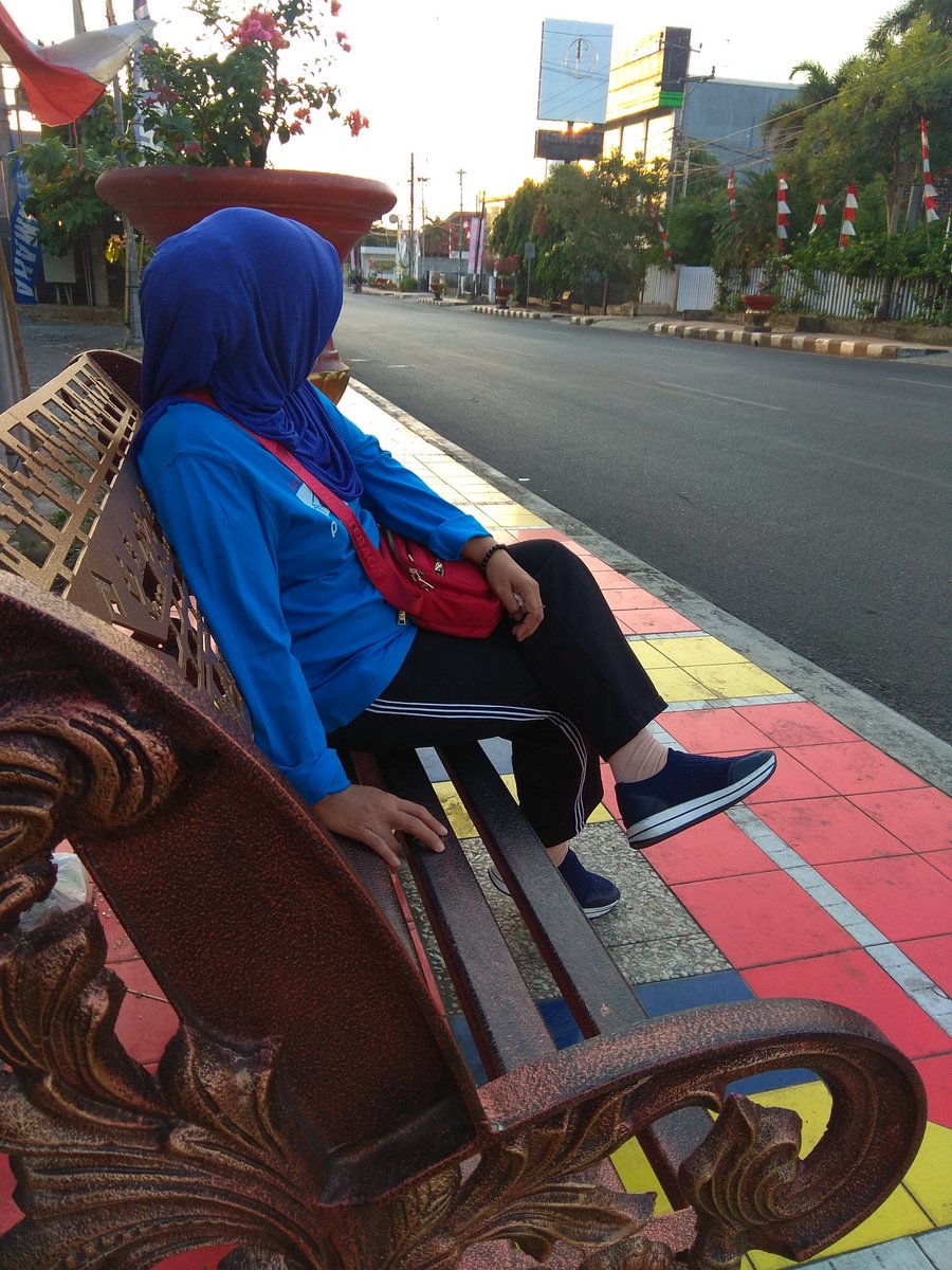 mayangsdp1's tweet photo. Dek coba sih ibu pengen bgt duduk disini loh. Foto coba dek kirim ke bapak. Pura pura nya foto candid gitu dek biar kayak orang2. 
Oke baiklah 😊 https://t.co/eZkB3TKUGu