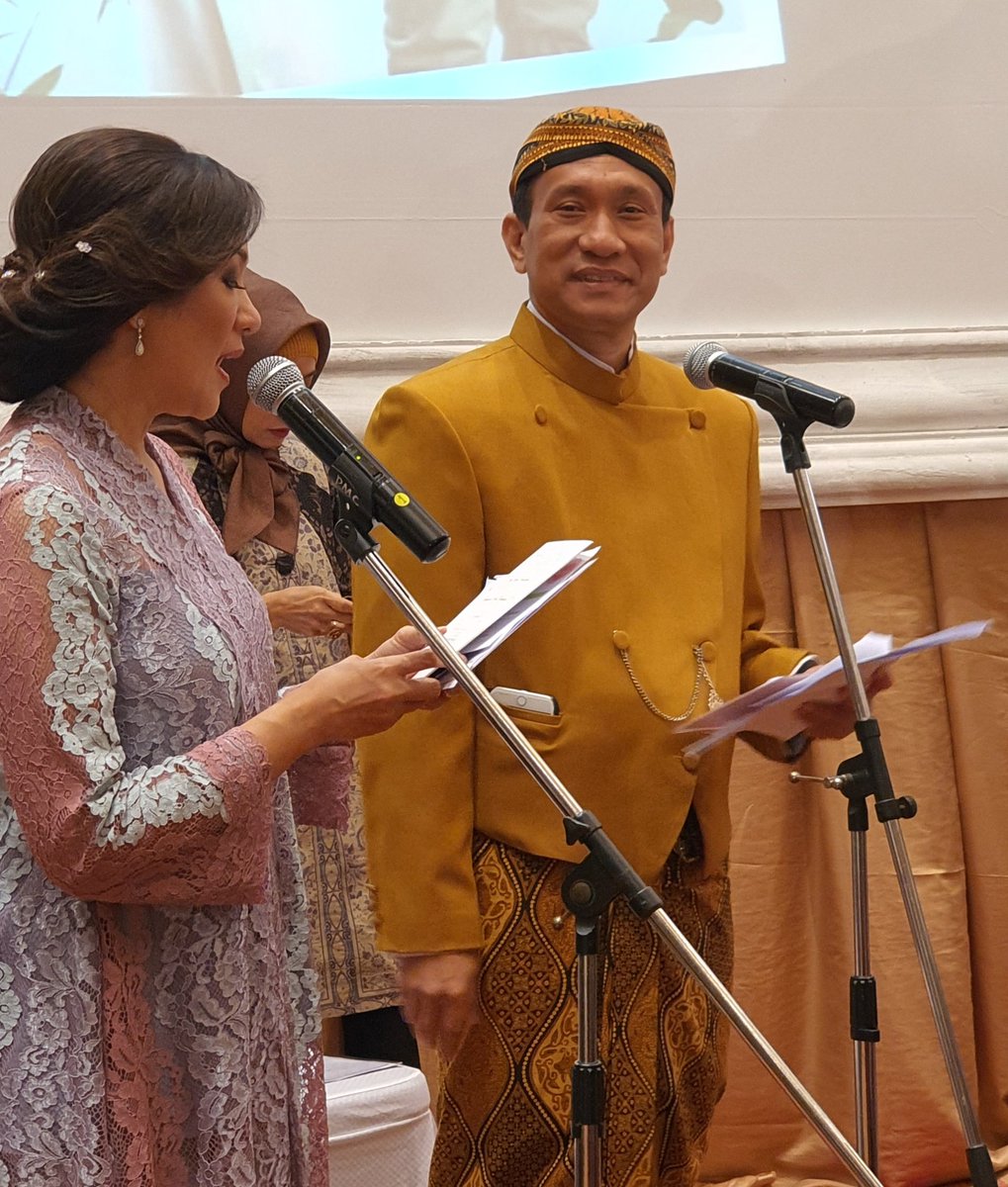 ganteng ndoro <a href="/LatiefSiregar/">Tukang Kombur</a> pas sama sebelah nya 😄😄😄 pas bgt mas <a href="/HadiDjuraid/">Hadi M Djuraid</a> cari MC nya 

cc @doudyTATIPANG