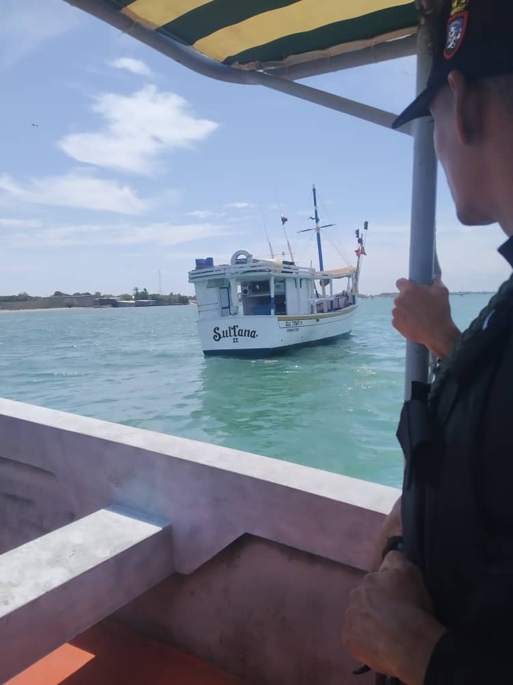 GCMacanao's tweet photo. @GCMacanao realiza patrullajes maritimos a bordo de la Lancha @AB_Guardacostas, por las costas de la Jurisdiccion del Estado Nueva Esparta, con la finalidad de dar a conocer las funciones de Guardacostas en la mar. https://t.co/WXyQ6OI2hq