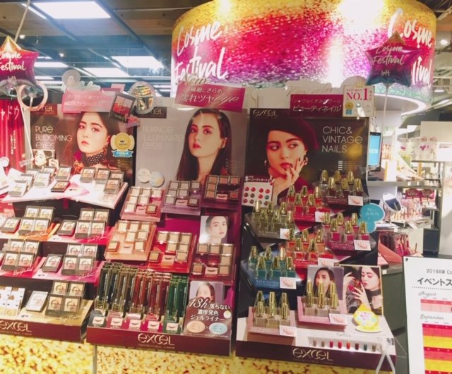 渋谷ロフト さらに 大ヒットアイシャドウ ネイルポリッシュにも新色が登場 リアルクローズシャドウcs07 税込1 6円 ピンクとラベンダーの輝きで 透明感と可憐さを演出するカラー ネイルポリッシュ 各色税込1 080円 肌をきれいにみせるネイル