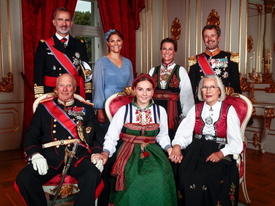 女王陛下 Na Twitteru 昨日はノルウェーでイングリッド アレクサンドラ王女の堅信式が行われたようですね フェリーペ6世国王 スペイン ヴィクトリア皇太子 スウェーデン フレゼリク皇太子 デンマーク などが名親なんですよね ますます頑張っていただきたい
