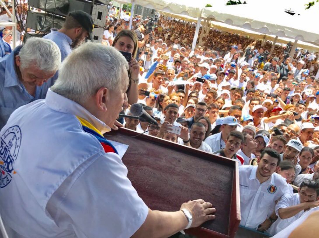 ADElHatillo's tweet photo. Vamos con todo!!! Casa llena en Maracay, vamos de frente y sin miedo! Porque está Venezuela de todos debe reconstruirla entre todos!!! Si se puede compañeros #ADelantePorVzla #elhatilloenaccion https://t.co/4QTdAq24kQ