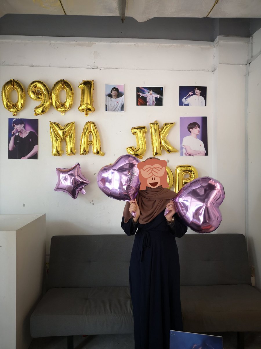 jkgoldenarmy's tweet photo. Yesss, Jungkook revolves around my world and what about that? 😂🤩🤩🤩🤩😏 #maJKshop https://t.co/CB7pUDlK2S
