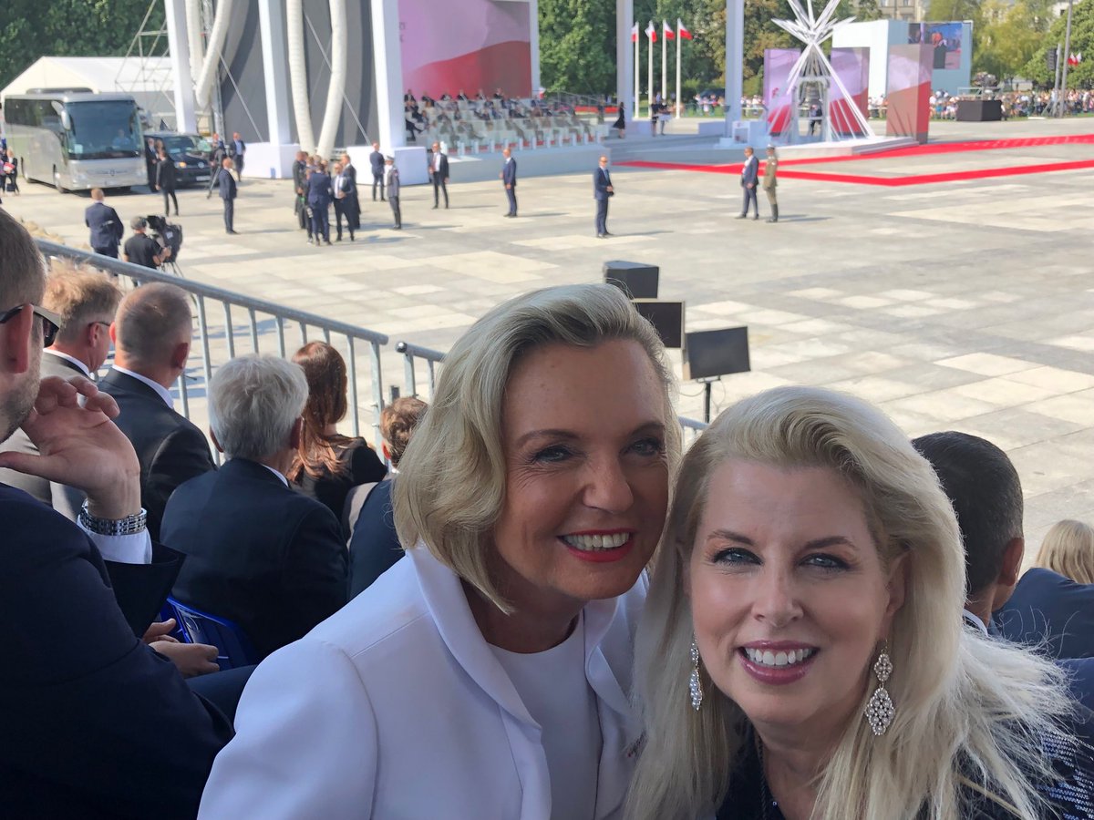 At the tomb of the unknown soldier commemorating #WW2 #80thAnniversary with great #Polish patriot ⁦@Anna_M_Anders⁩ #Warsaw #Poland