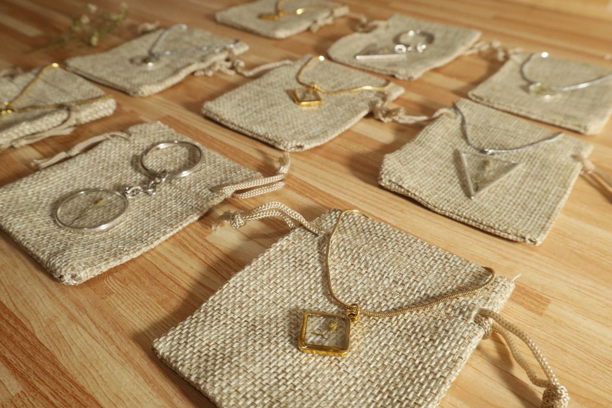 ajtelesforo's tweet photo. Hellooo! We're selling pressed and dried flower necklace for 175 Php (get 2 for 300 php). Flowers are real and preserved permanently in resin. 

For inquiries, dm me or my sister @rejiemae_ Thank you so much 🥰 https://t.co/Wa0M8qip7V