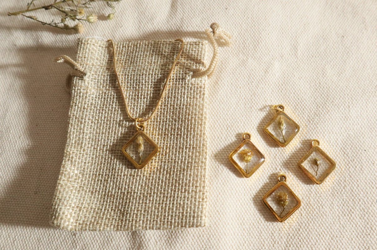 ajtelesforo's tweet photo. Hellooo! We're selling pressed and dried flower necklace for 175 Php (get 2 for 300 php). Flowers are real and preserved permanently in resin. 

For inquiries, dm me or my sister @rejiemae_ Thank you so much 🥰 https://t.co/Wa0M8qip7V