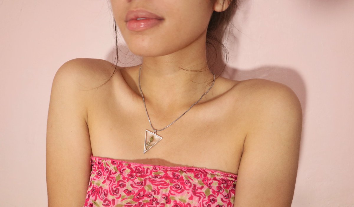 ajtelesforo's tweet photo. Hellooo! We're selling pressed and dried flower necklace for 175 Php (get 2 for 300 php). Flowers are real and preserved permanently in resin. 

For inquiries, dm me or my sister @rejiemae_ Thank you so much 🥰 https://t.co/Wa0M8qip7V