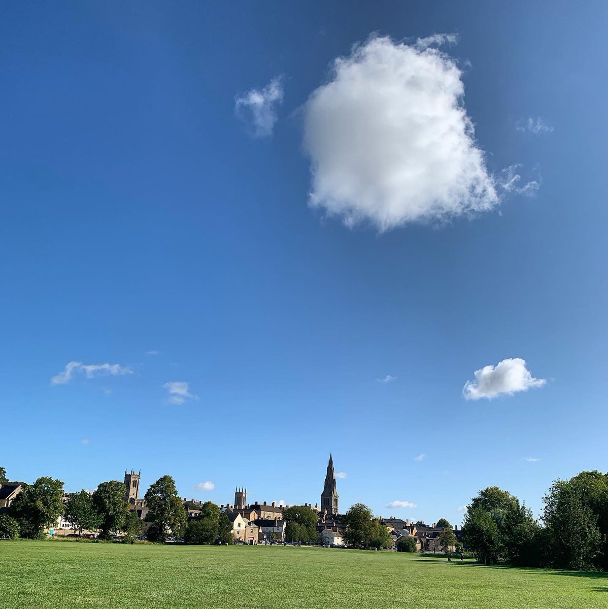 ShopStamfordUK's tweet photo. Little fluffy clouds! #shopstamford this Sunday. ❤️ Stamford is made for sunny Sunday’s! 🌞😎#sundaysout #weekendvibes #town #lunch #shopping #coffee https://t.co/JRSEVWU7lj