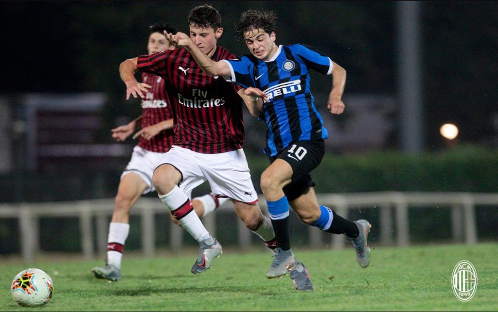 Sports_Con's tweet photo. Μεγάλη επιτυχία για τον 18χρονο άσο της AC Milan, Νίκο Μιχελή, που κατέκτησε με την ομάδα του την 1η θέση στο τουρνουά Mamma Cairo Cup, κερδίζοντας μάλιστα με το ίδιο σκορ (2-1) Inter &amp; Juventus σε ημιτελικό και τελικό αντίστοιχα! Εξαιρετική απόδοση παίζοντας βασικός στο ντέρμπι. https://t.co/UdxoOtvFkh