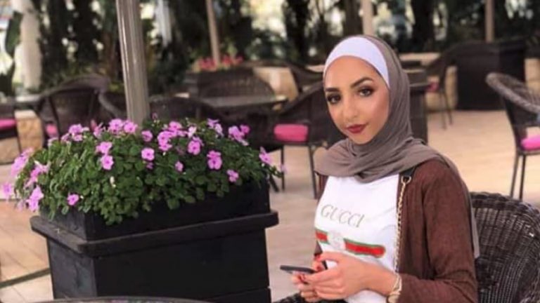 weengage1's tweet photo. There is no honour in #honourkilling.

#IsraaGharib, a 21 year old makeup artist from Bethlehem was beaten by her father and brother and then later died in a coma after posting a video on social media of her meeting with a potential suitor in a public place.

#JusticeForIsraa https://t.co/vkMJvJkdMX