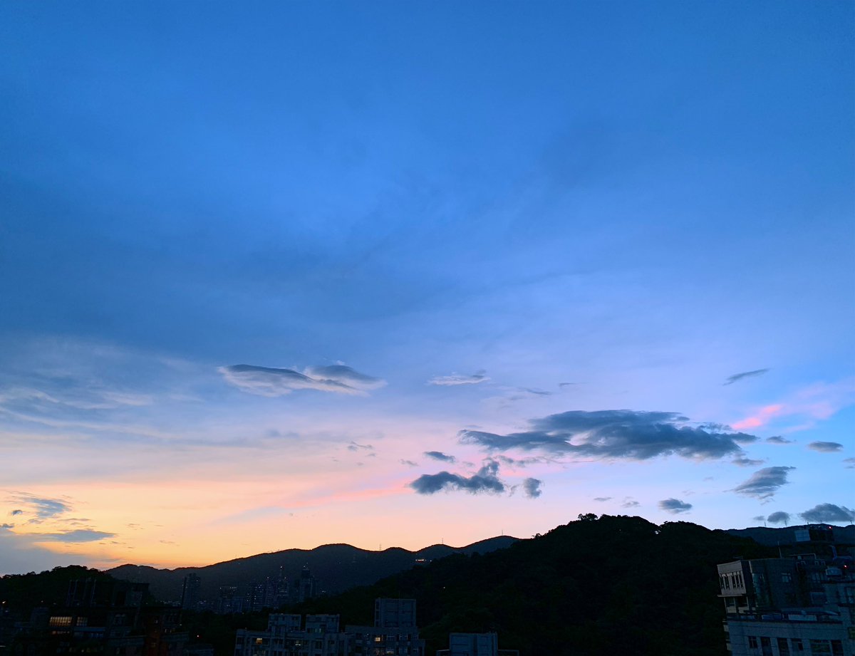 CathurineC's tweet photo. 🌅✾✼
.
243/365 · 2019
.
幾天沒po了,
黯淡的心情,
就像今日⋯
沒有絢麗的晚霞
.
Location:#taipei⋯我家屋頂上
.
Photo Taken On 2019.09.01
.
cathurine正在聽🎧:So Am I / Ava Max
.
————————————
🌅 #sunsetcity #sunsetcityview #sunsetcityscape #sunset 🌅
———————————— https://t.co/5ONAm3cDsD