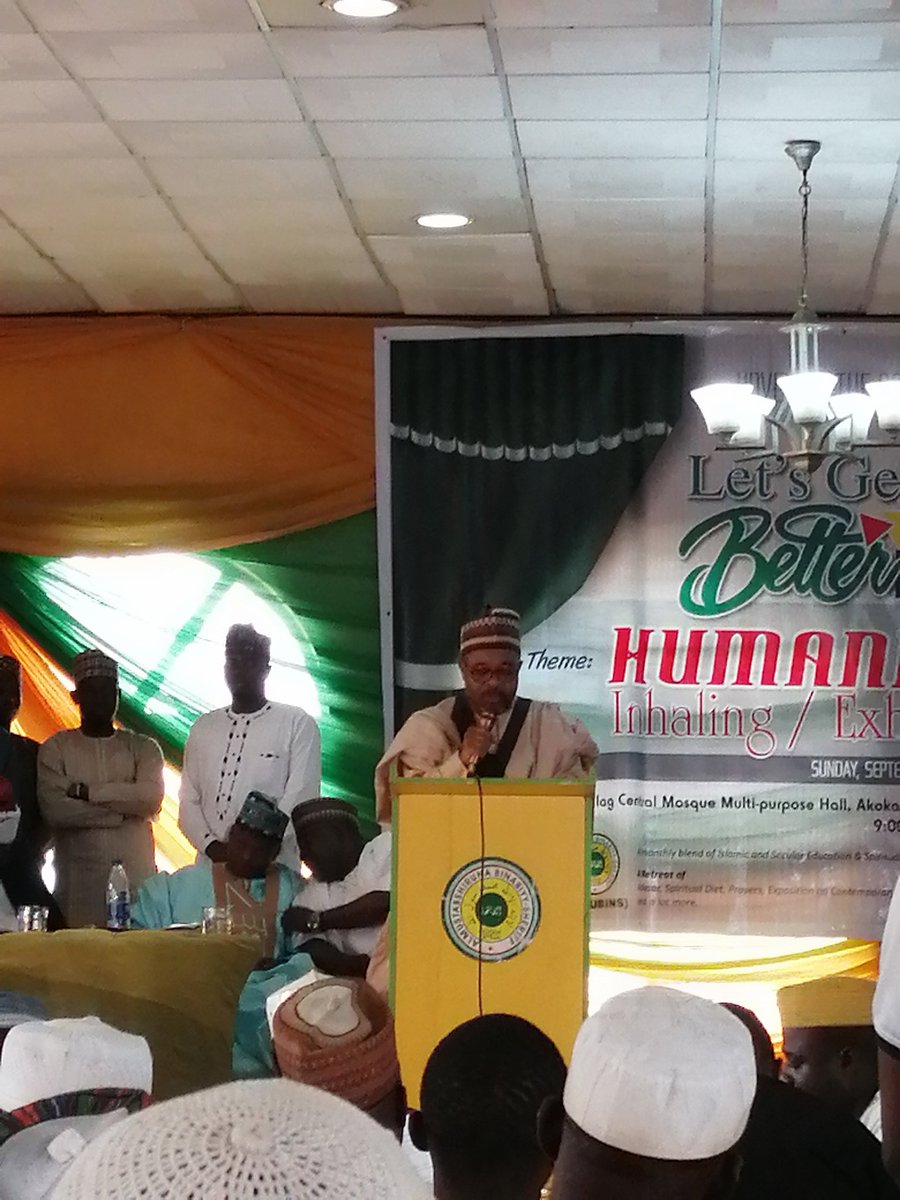 balogunjide13's tweet photo. #letgetbetter
#Almubins

Sheik abdurasaq M woleola
Aafakallahu

Giving a slide presentation of LGB https://t.co/EAaHnGncxi