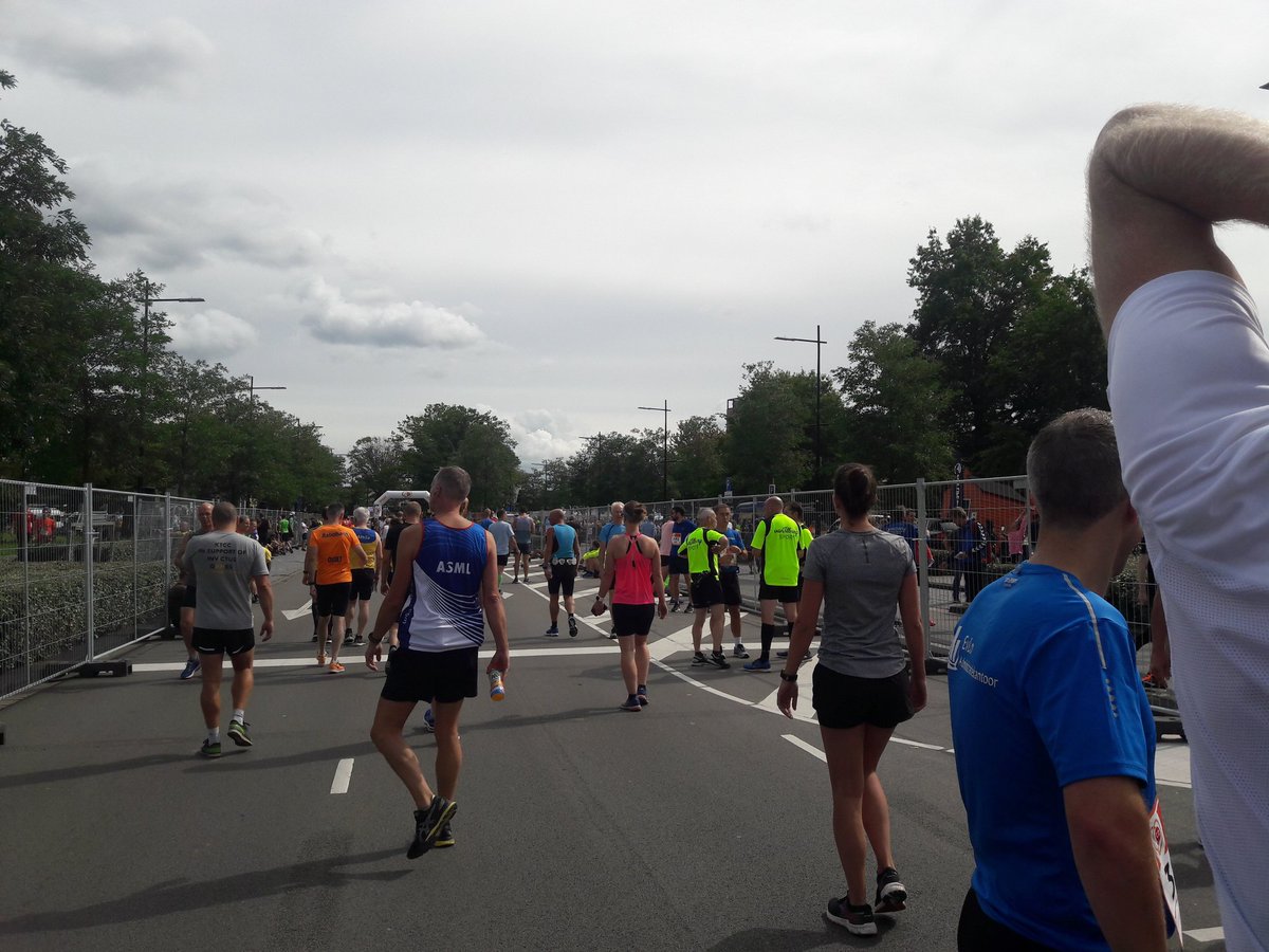 benackermans's tweet photo. Half uur voor pistoolschot hoofdnummer #tilburgtenmiles. De startvakken beginnen zich te vullen. Nog wat nerveuze sprintjes her en der. https://t.co/byLMselabP