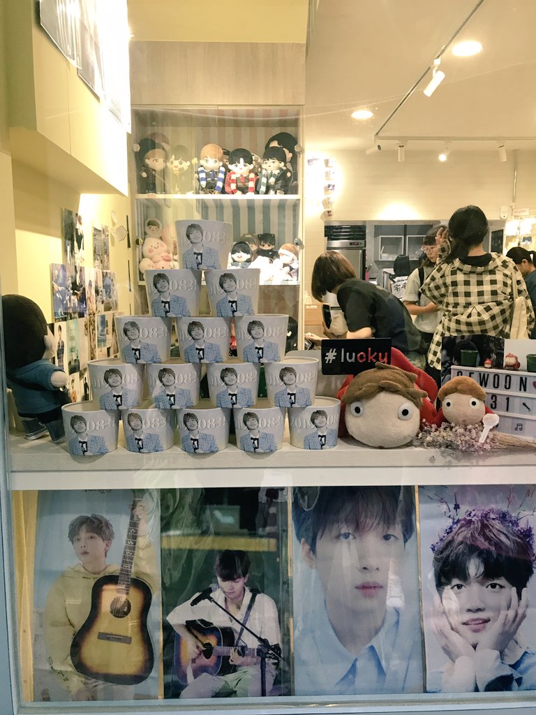 sunabovecloudsw's tweet photo. 대만 #정세운 데뷔2주년 응원 
鄭世雲出道2週年活動應援
from @sewoonsoul 

8/31~9/6

台北 OH71 Café 
桃園 Couple 好食。好物
台中 首爾的早晨、Yo Coffee 悠咖啡
高雄 Naughty Girl 

사진 제공：
🎸Sun above the clouds
🎸SUPPLEMENTS.†

#싱어송라이돌_정세운_2주년
#JEONGSEWOON  #鄭世雲 https://t.co/rlw4kW8055