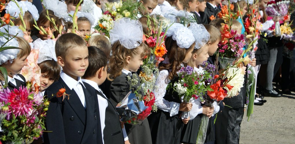 Перваклашки на линейки. В каком размере с 1 сентября. С днем знаний старшеклассников. Школьники на линейке. С днем знаний надпись.