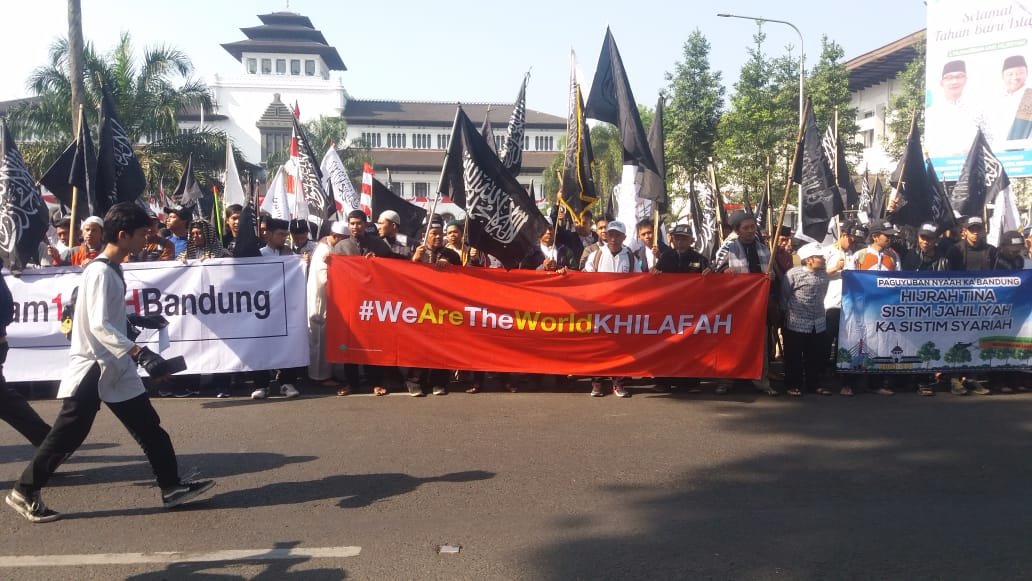 jajangnurfauji's tweet photo. Umar bin al-Khathtab ra berkata, Istiqomahlah dalam ketaatan kpd Allah SWT dan jgn kalian menyimpang #WeWantKhilafah #MomentumHijrahSyariahKaffah #KhilafahWillBeBack #HijrahMenujuIslamKaffah #DFBE https://t.co/zh6WjOBRfT