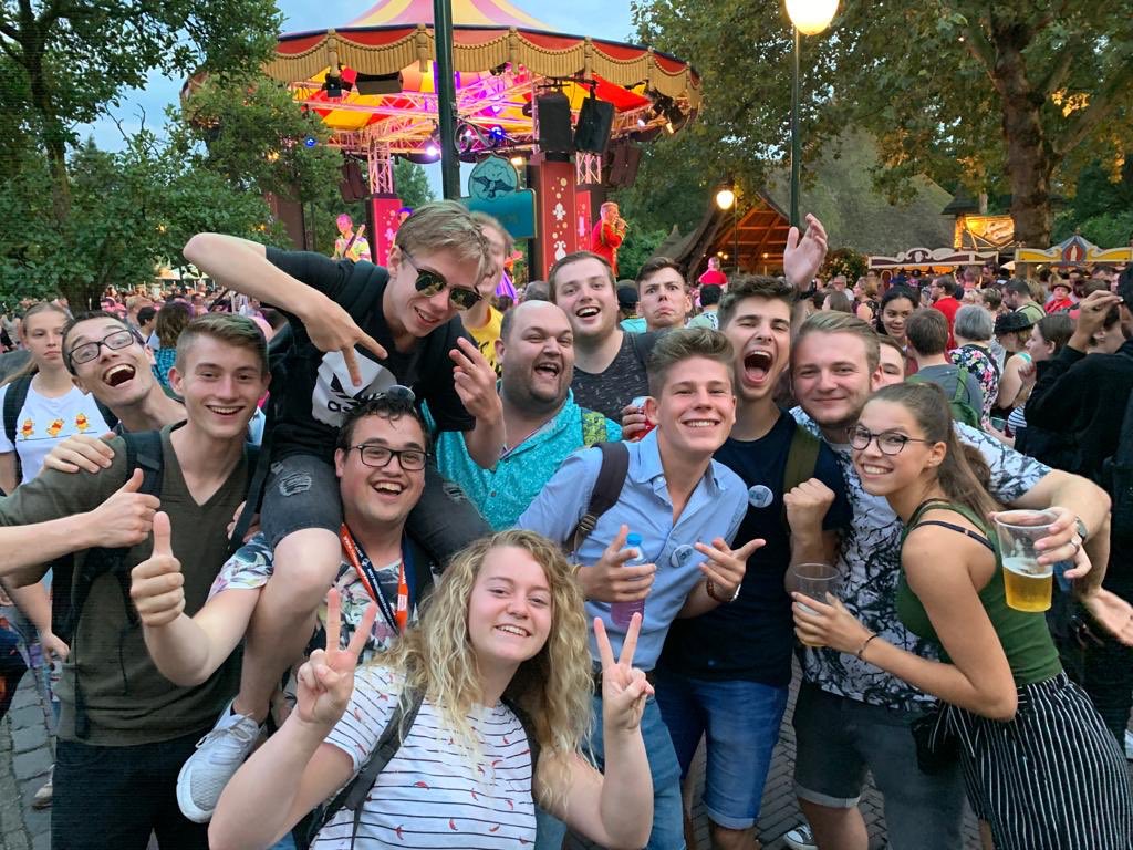 KevinWeijden's tweet photo. Wat een gezelligheid, met al die mensen! Laatste negen pleinen festijn was een toppertje! Nog wat influencers tegen gekomen, Prachtig! 
#Efteling #NPF19 https://t.co/93qJPoTqzF