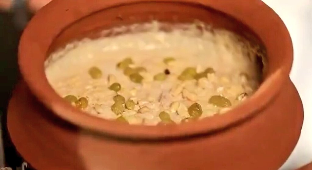 a1syahabdul's tweet photo. #MaNan: 
A Kiss as Sweet as the Payasam. 👅😌❤

#KYYS4OnVootWithPaNiAsMaNan https://t.co/FzrbAq0tH2
