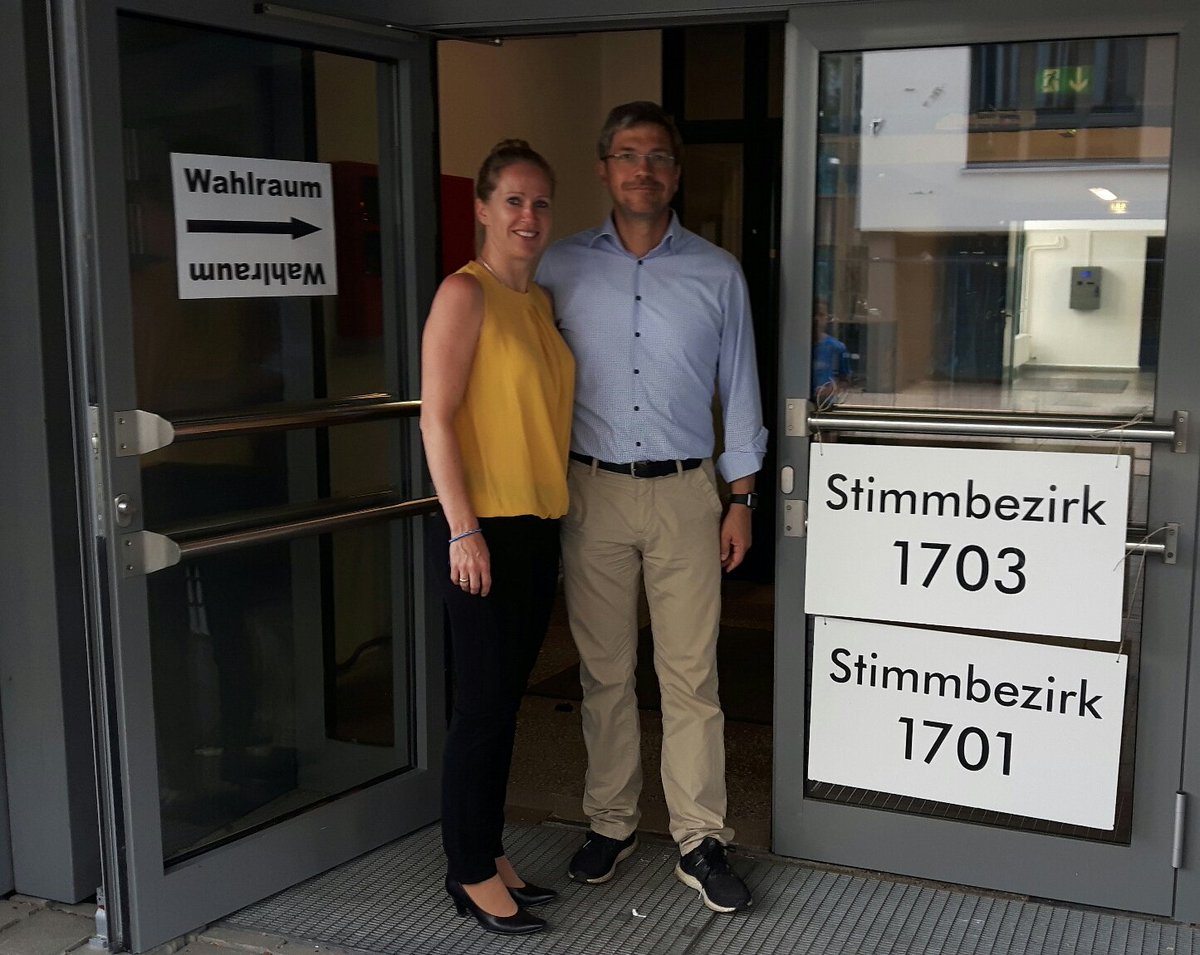 LH_Potsdam's tweet photo. #Brandenburgwahl: #OBMSchubert hat seine Stimmen im #Wahllokal 1701 in #Golm abgegeben. 138.000 Potsdamerinnen und #Potsdam|er sind aufgerufen, an der #Landtagswahl teilzunehmen. 1100 Wahlhelfer/innen sorgen in den Wahllokalen der LHP für einen reibungslosen Ablauf. #ltwbb19 https://t.co/avAs8lM6WL