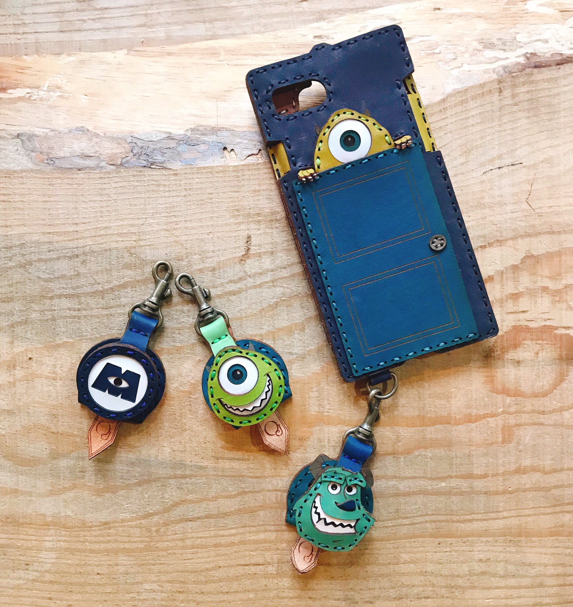 Ojaga Design Yahoo Shopping お問い合わせの多かった マイクキーキャップが再入荷 全種類 揃いました Iphoneケースに キーホルダーとして付けても Ojagadesign マイク モンスターズインク サリー ディズニー 革 小物