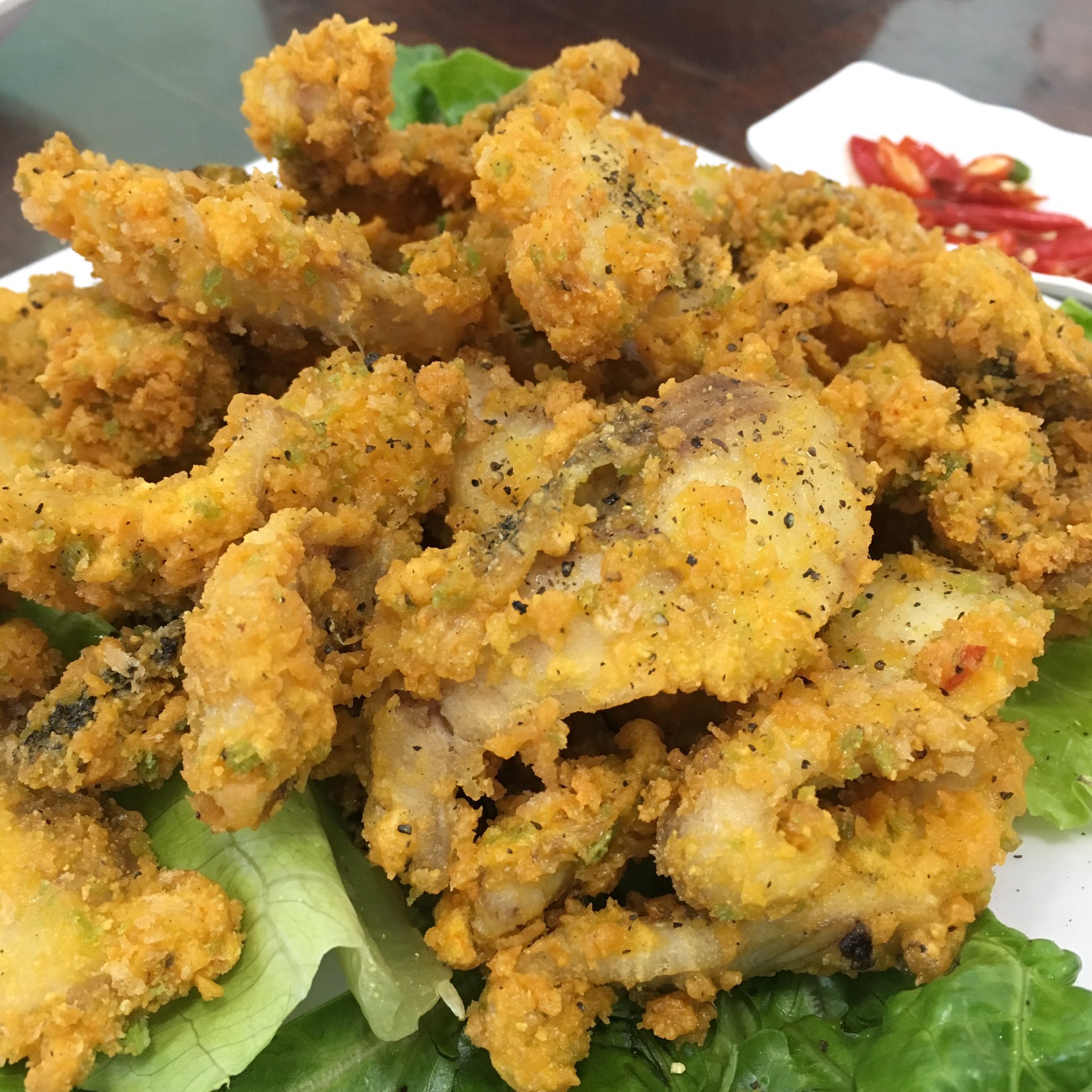 井の字 ライギョ 雷魚 は中国や東南アジアではポピュラーな食材 クセのない白身で 身も厚い Ca Quả または Ca Chuối バナナフィッシュ などと呼ばれている かつてタイで食べた プラチョンペッサ 姿揚げを酸っぱ辛く煮込むなべ は絶品