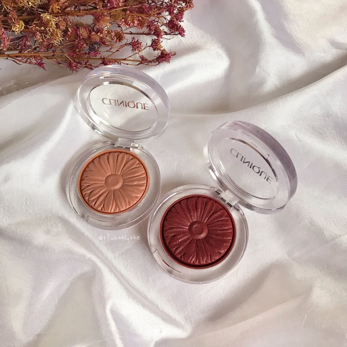 tTukablythe's tweet image. แล้วชอบความเก๋ของการผสมอะ นี่เลยลองเอาสีที่มีมาผสมกันดูบ้าง บอกเลยว่า #NudePop คือเลิศผสมสีไหนก็สวยย ทากับสีที่อ่อนอย่าง #SorbetPop ก็ช่วยขับสีให้เด่นขึ้น พอปัดคู่กับสีเข้มอย่าง #ColaPop ก็ช่วยเบรกสีแก้มให้เบาลงได้ แนะนำให้ลอง Mix กันดูน้าจะได้แก้มสีใหม่โทนใหม่ที่ไม่ซ้ำใครแน่นอนน