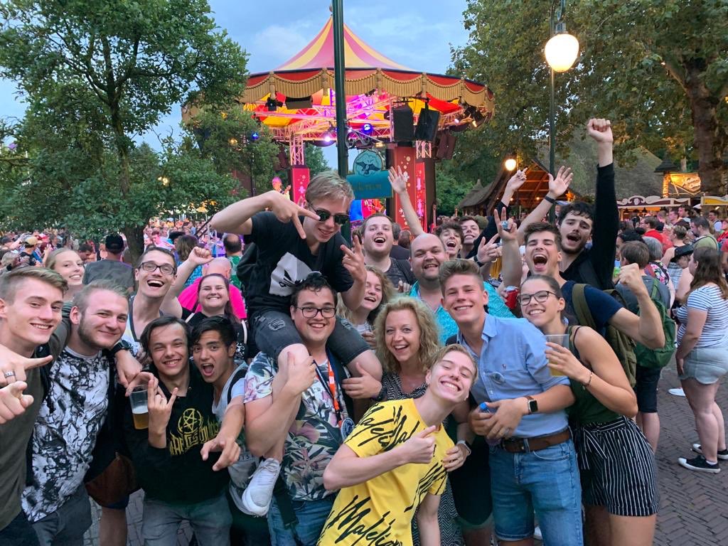 LeroyMijns's tweet photo. Nog even over gisteravond... FEEEEST! 🎉 #Efteling #NPF19 https://t.co/29GiX6KwMT
